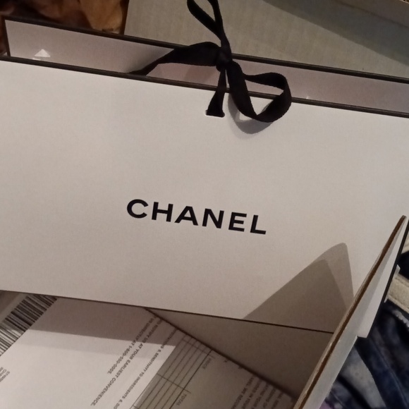 Authentic 2017 Chanel Necklace - Picture 2 of 11